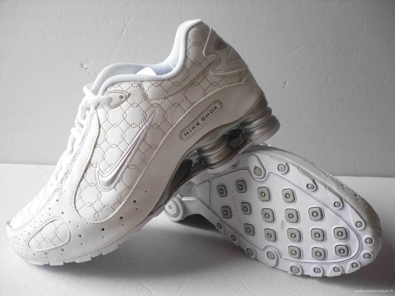 Creme Nike Shox R4 sneaker Demon (1).JPG